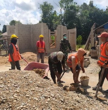 Gotong Royong Bersama Warga, Anggota Zidam XII/Tanjungpura Bantu Bangun Musolah As Syaifa