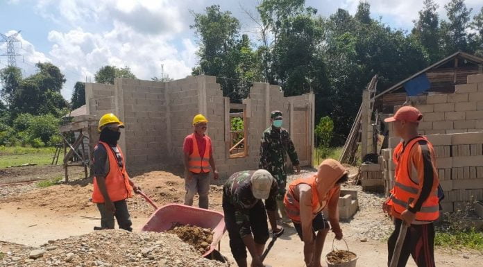 Gotong Royong Bersama Warga, Anggota Zidam XII/Tanjungpura Bantu Bangun Musolah As Syaifa