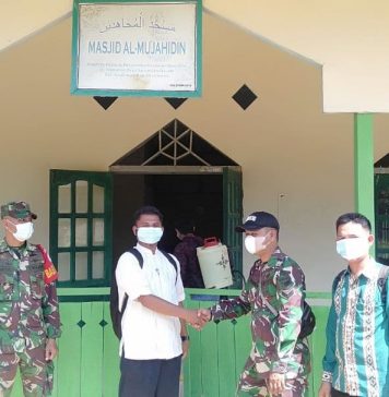Cegah Wabah Covid-19 Zidam XII/Tanjungpura Semprot Disinfektan ke Masjid Al Mujahidin