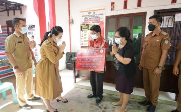 Bupati Karolin Apresiasi Desa Amboyo Inti Berikan Tempat Cuci Tangan