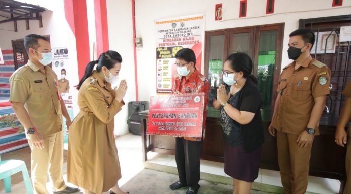 Bupati Karolin Apresiasi Desa Amboyo Inti Berikan Tempat Cuci Tangan
