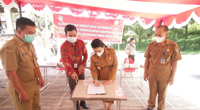 Bupati Karolin Serahkan CSR Bank Kalbar Kepada Pedagang Pasar Sehaq