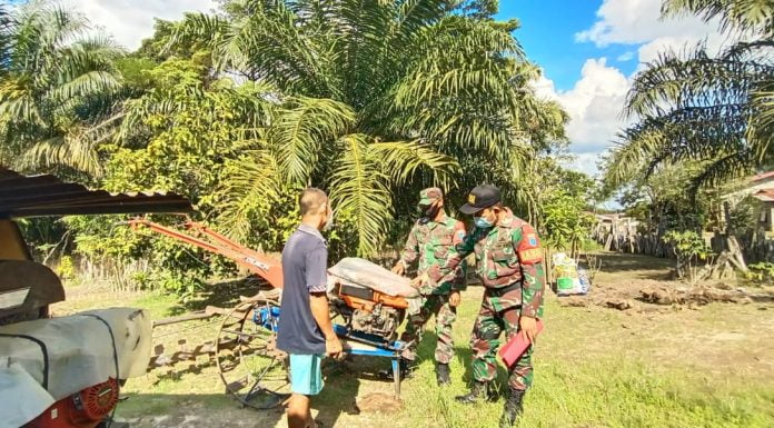 Babinsa Koramil Sengah Temila Rutin Cek Kondisi Alsintan Poktan di Lapangan