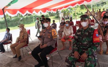 Danramil Sengah Temila Dampingi Bupati Landak Serahkan Bantuan CSR Kepada Pedagang UMKM