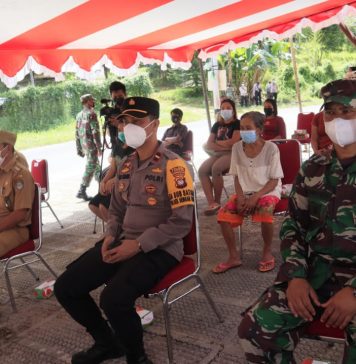 Danramil Sengah Temila Dampingi Bupati Landak Serahkan Bantuan CSR Kepada Pedagang UMKM