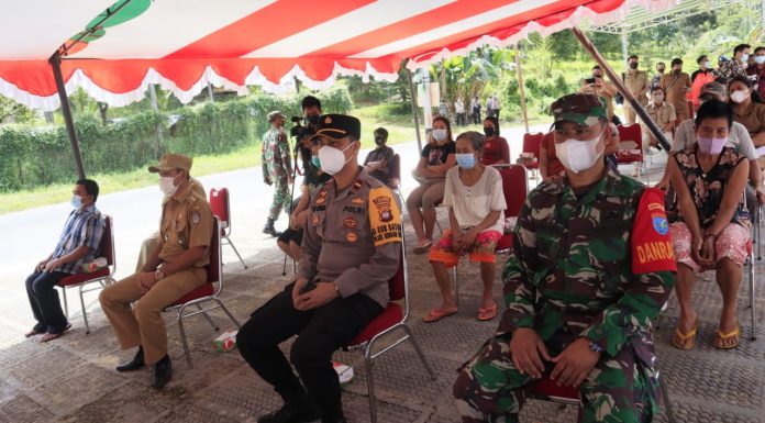 Danramil Sengah Temila Dampingi Bupati Landak Serahkan Bantuan CSR Kepada Pedagang UMKM