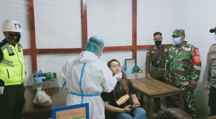 Buka Melewati Ketentuan Jam Operasional Pemilik Tempat Usaha dan Pengunjung di Swab