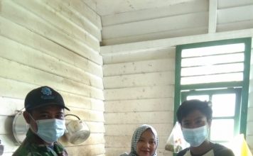 Anggota Zidam XII/Tanjungpura Serahkan Bantua Paket Sembako Kepada Warga di Dusun Dua Sekayam