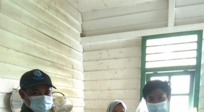 Anggota Zidam XII/Tanjungpura Serahkan Bantua Paket Sembako Kepada Warga di Dusun Dua Sekayam