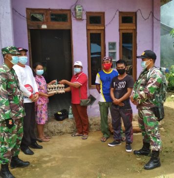 Jalani Isolasi Mandiri Warga Desa Salumang Terima Bantuan Sembako