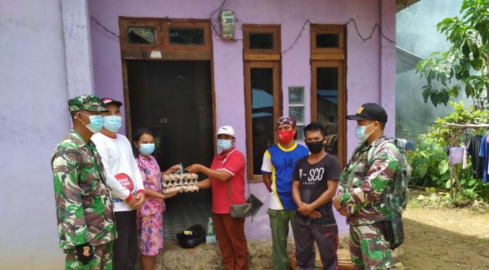 Jalani Isolasi Mandiri Warga Desa Salumang Terima Bantuan Sembako
