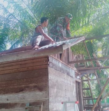 Bentuk Kepedulian TNI, Babinsa Koramil Air Besar Bantu Renovasi Rumah Warga