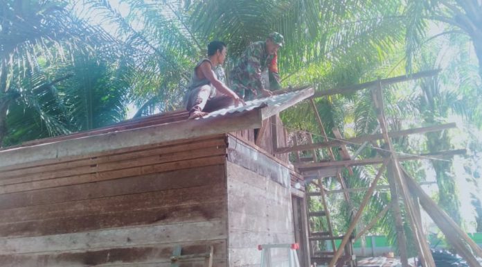 Bentuk Kepedulian TNI, Babinsa Koramil Air Besar Bantu Renovasi Rumah Warga