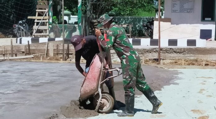 Anggota Zidam XII/Tanjungpura Sertu Sudarsono Bangun Sarana Olah Raga Untuk Warga di Beduwai