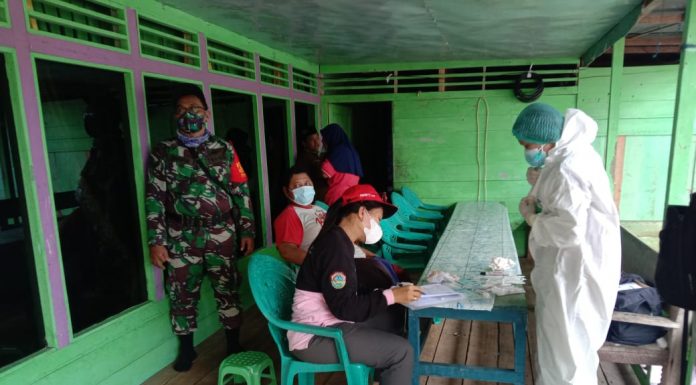 Babinsa Koramil Sengah Temila Dampingi TGC Puskesmas Sebangki Lakukan Tracing