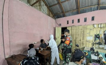 Gelar Penegakan Disiplin Prokes, Sejumlah Pengunjung Warkop Jalani Test Swab