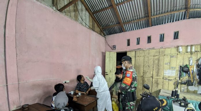 Gelar Penegakan Disiplin Prokes, Sejumlah Pengunjung Warkop Jalani Test Swab