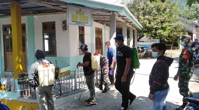 Cegah Penyebaran Covid-19, Anggota Zidam XII/Tanjungpura Semprot Disinfektan di Tempat Ibadah