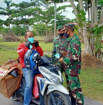 Tekan Penyebaran Covid-19, Anggota Denzobang 2/Palangkayara Bagikan Masker ke Pengguna Jalan