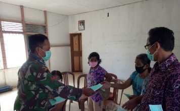 Peduli Kesehatan Warga, Babinsa Koramil 1201-09/Sengah Temila Bagikan Masker