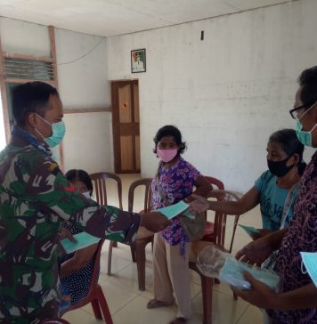 Peduli Kesehatan Warga, Babinsa Koramil 1201-09/Sengah Temila Bagikan Masker