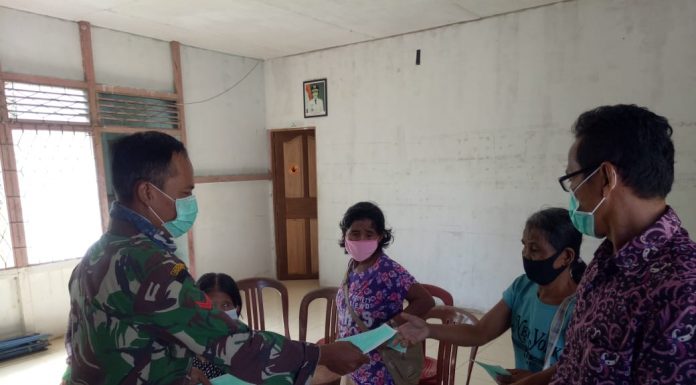 Peduli Kesehatan Warga, Babinsa Koramil 1201-09/Sengah Temila Bagikan Masker