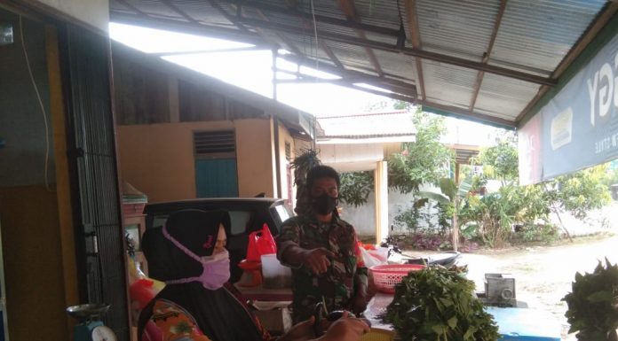 Babinsa Air Besar Imbau Pedagang Pasar Serimbu Tetap Terapkan Prokes