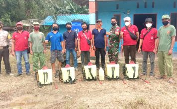 Babinsa Air Besar Bersama Bhabinkamtibmas Lakukan Penyemprotan Disinfektan Diperumahan dan Tempat Ibadah