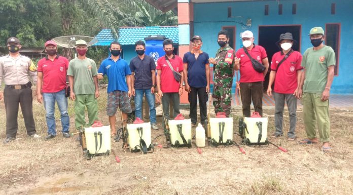 Babinsa Air Besar Bersama Bhabinkamtibmas Lakukan Penyemprotan Disinfektan Diperumahan dan Tempat Ibadah