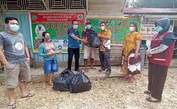 Jalani Isolasi Mandiri Warga Dusun Nyawan Terima Bantuan Dari Bupati Landak