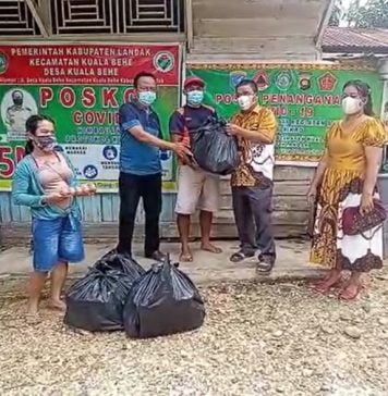 Jalani Isolasi Mandiri Warga Dusun Nyawan Terima Bantuan Dari Bupati Landak