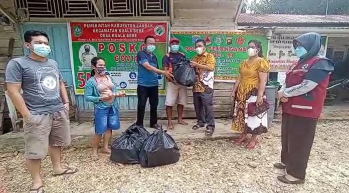 Jalani Isolasi Mandiri Warga Dusun Nyawan Terima Bantuan Dari Bupati Landak