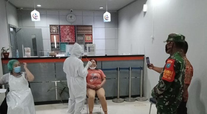Babinsa Koramil Sengah Temila Kawal TGC Puskesmas Pahauman Tracing di Desa Paloan