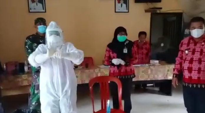 Tinjau Posko PPKM di Semedang, Koramil Air Besar dan Satgas Covid-19 Peragakan Penggunaan APD