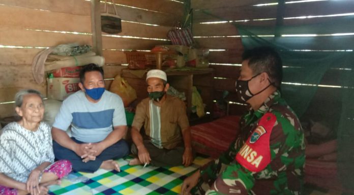 Babinsa Koramil Air Besar Anjangsana ke Rumah Warga Lansia