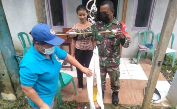 Babinsa Koramil Air Besar Dampingi Posyandu di Desa Serimbu