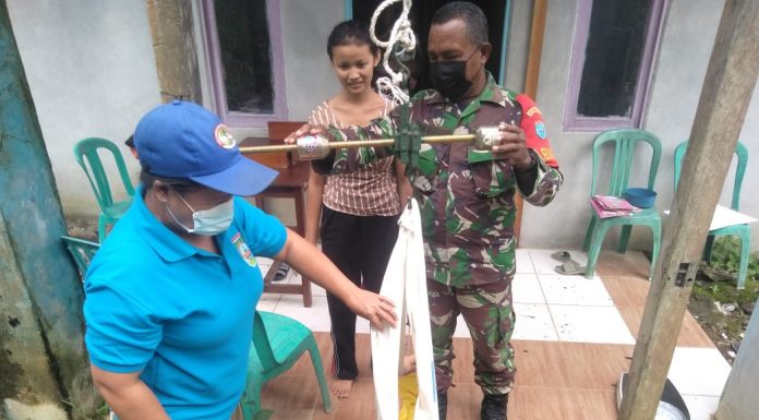 Babinsa Koramil Air Besar Dampingi Posyandu di Desa Serimbu