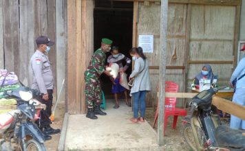 Babinsa Air Besar dan Bhabinkamtibmas Dampingi Penyaluran BPNT