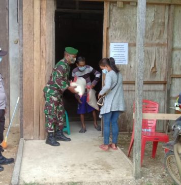 Babinsa Air Besar dan Bhabinkamtibmas Dampingi Penyaluran BPNT