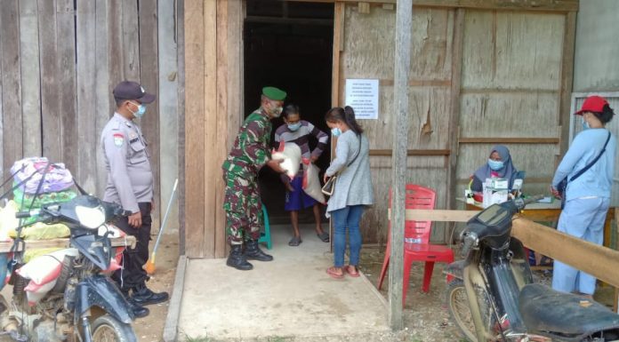 Babinsa Air Besar dan Bhabinkamtibmas Dampingi Penyaluran BPNT