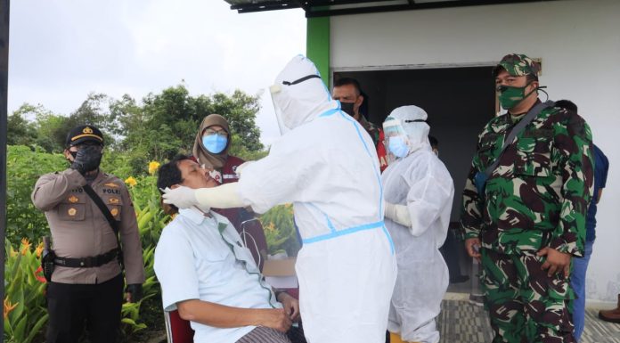 Danramil Air Besar Dampingi Satgas Covid-19 Swab PCR Karyawan Perkebunan