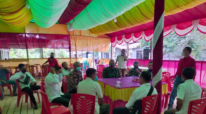 Pastikan Penerapan Perokes Dilaksanakan, Koramil Air Besar dan Satgas Covid-19 Pantau Resepsi Penikahan Warga