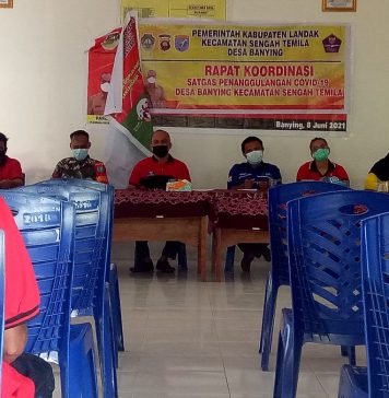 Bahas Fungsi Posko PPKM, Babinsa Koramil 1201-09/Sengah Temila Bersama Kades Banying Gelar Rapat Bersama