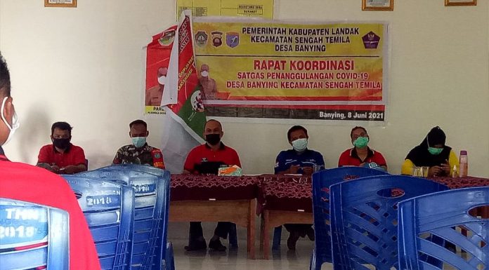 Bahas Fungsi Posko PPKM, Babinsa Koramil 1201-09/Sengah Temila Bersama Kades Banying Gelar Rapat Bersama