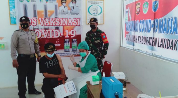 Babinsa dan Bhabinkamtibmas Air Besar Pantau Vaksin Covid-19