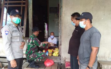 Babinsa Bersama Bhabinkamtinas dan Perangkat Desa Air Besar Bagikan Sembako Kepada Warga