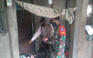 Koramil Air Besar Lakukan Penyemprotan Disinfektan Kerumah Warga Yang Diduga Meninggal Akibat Covid-19