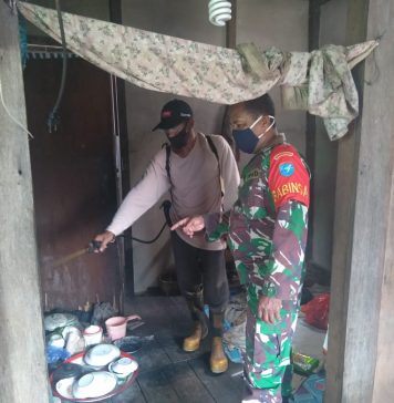 Koramil Air Besar Lakukan Penyemprotan Disinfektan Kerumah Warga Yang Diduga Meninggal Akibat Covid-19