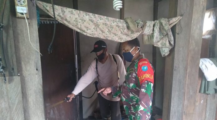 Koramil Air Besar Lakukan Penyemprotan Disinfektan Kerumah Warga Yang Diduga Meninggal Akibat Covid-19