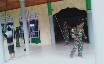 Koramil Air Besar Disinfektan Lingkungan Masjid Nurul Yaqin